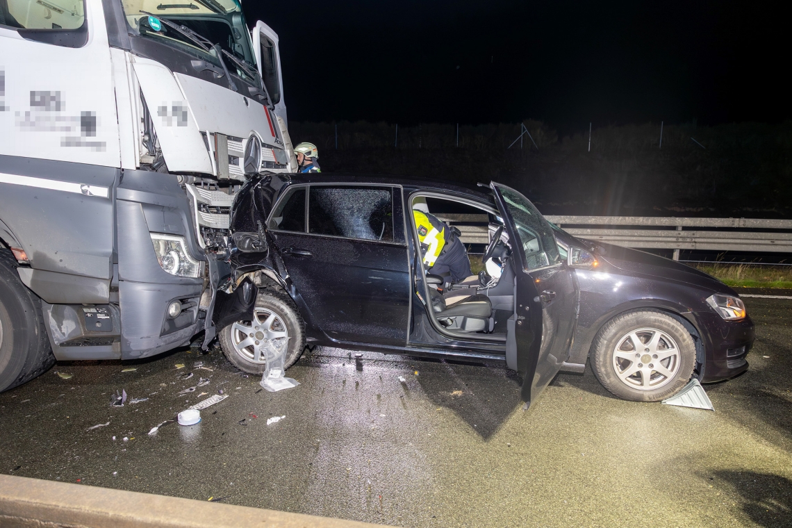 Nächtlicher Einsatz auf der A45: Feuerwehr rettet drei Verletzte