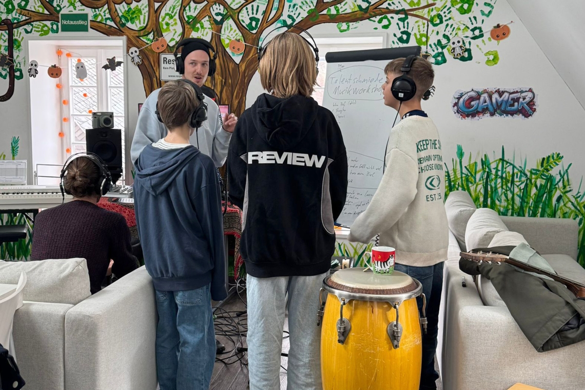 Kinder schreiben ihren eigenen Song – Kreatives Musikprojekt im Backes