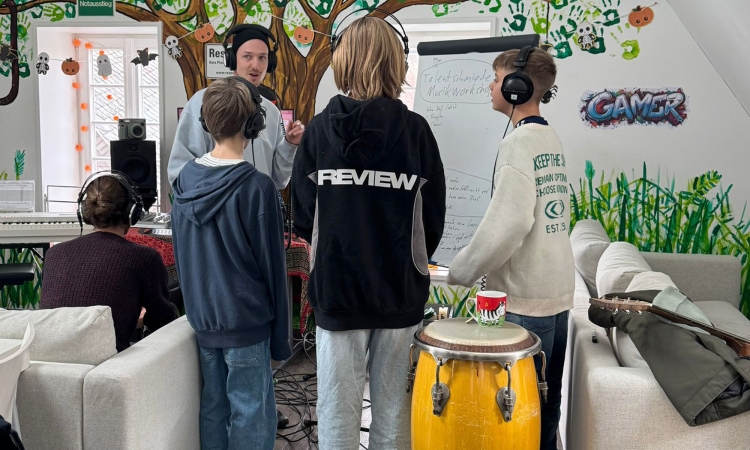 Kinder schreiben ihren eigenen Song – Kreatives Musikprojekt im Backes