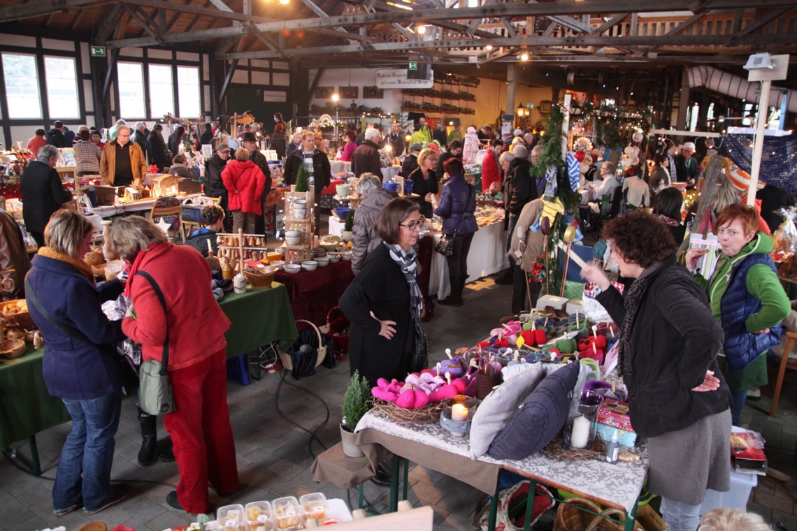Weihnachtszauber in historischer Maschinenhalle