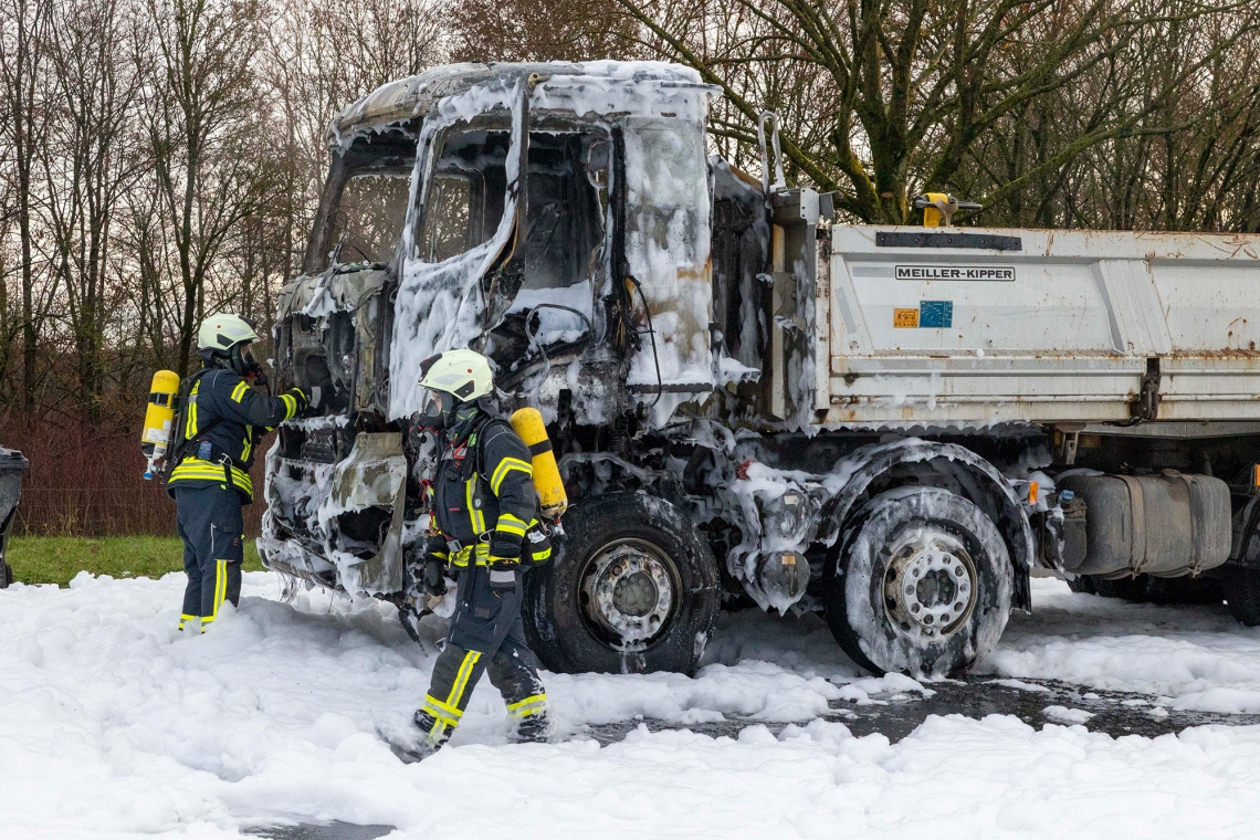 Lkw-Fahrerkabine brennt an der A45 vollständig aus
