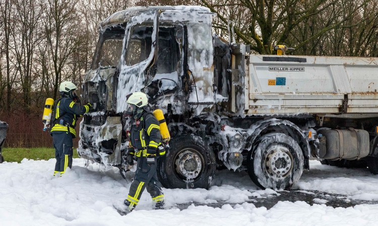 Lkw-Fahrerkabine brennt an der A45 vollständig aus