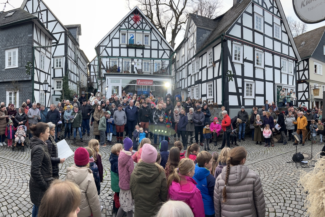 Alte und neue Weihnachtslieder erklangen in der Marktstraße