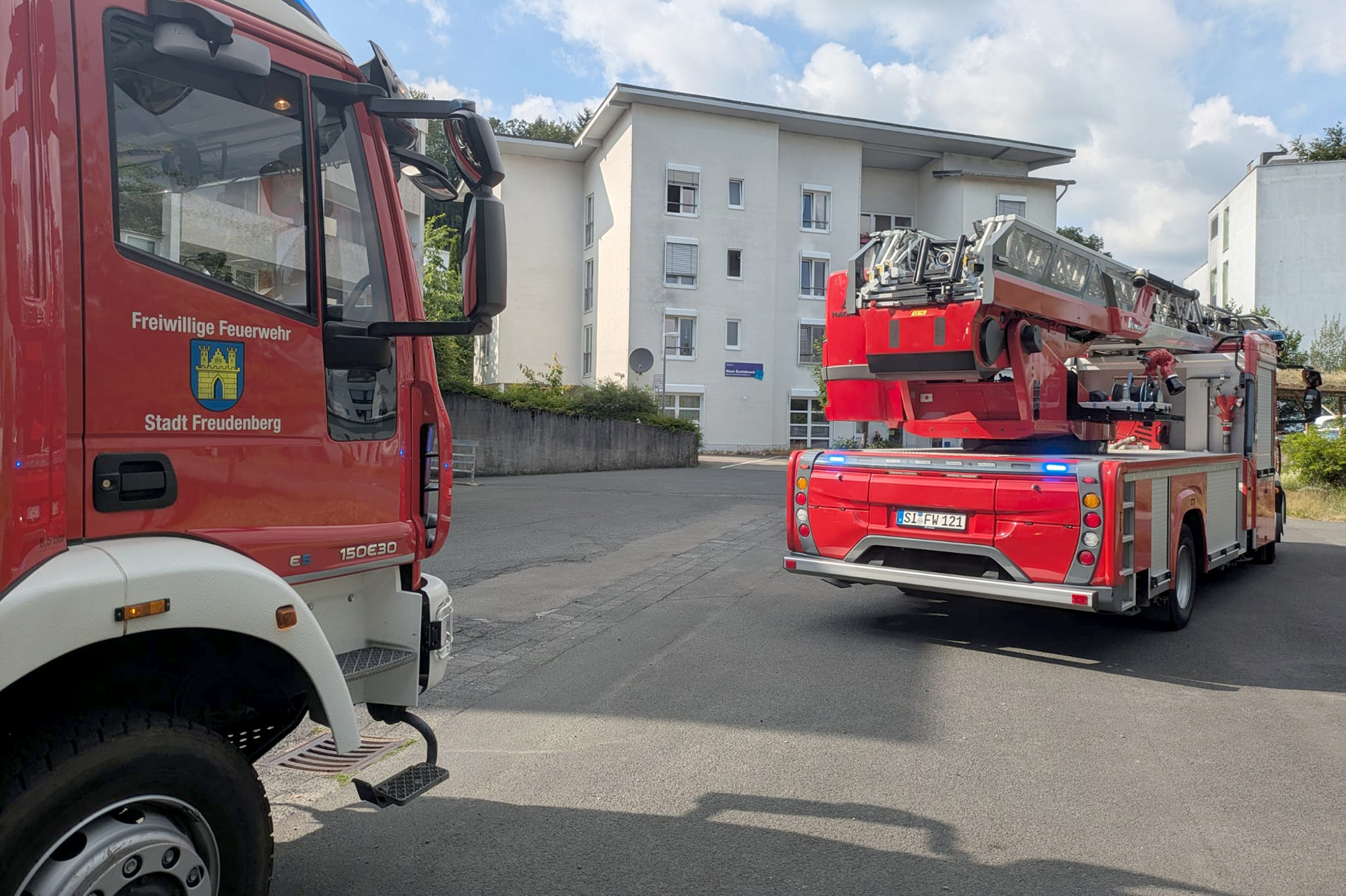 Kurzeinsatz für die Feuerwehr. Angebranntes Essen hatte die Rauchmelder im Wohnheim am Euelsbruch ausgelöst. (Foto: Carsten Hellbach) Kurzeinsatz für die Feuerwehr. Angebranntes Essen hatte die Rauchmelder im Wohnheim am Euelsbruch ausgelöst. (Foto: Carsten Hellbach)