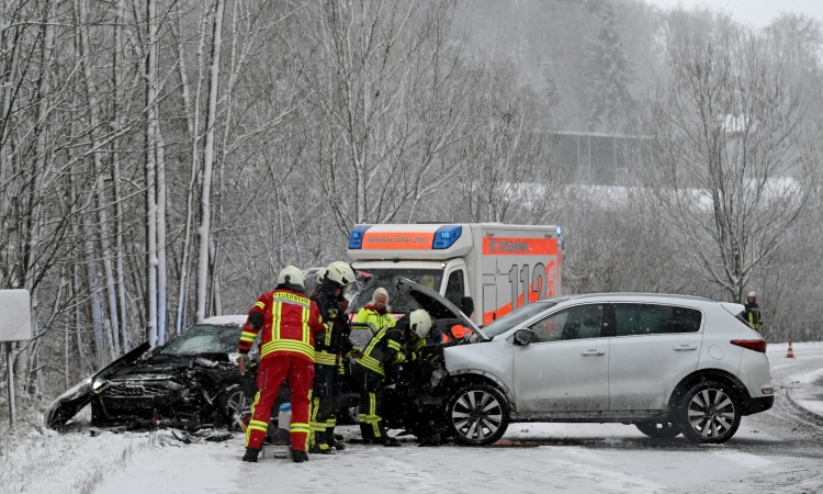 Wintereinbruch zum Jahresbeginn: Unfall auf der Asdorfer Straße
