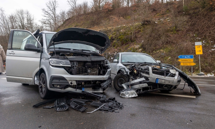 Hoher Blechschaden bei Unfall am Dienstag in Niederndorf