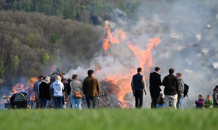 Fackelträger und Aftershow-Party - die Osterfeuer im Überblick 