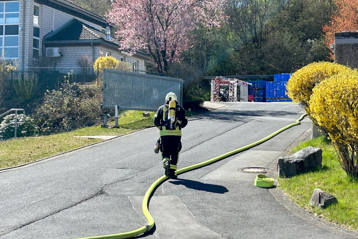 Feuerwehr mit Großaufgebot im Gewerbegebiet Hommeswiese