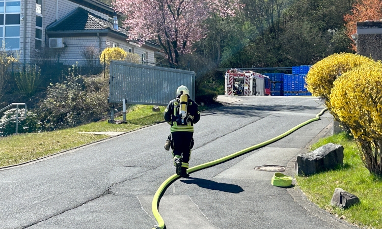 Feuerwehr mit Großaufgebot im Gewerbegebiet Hommeswiese