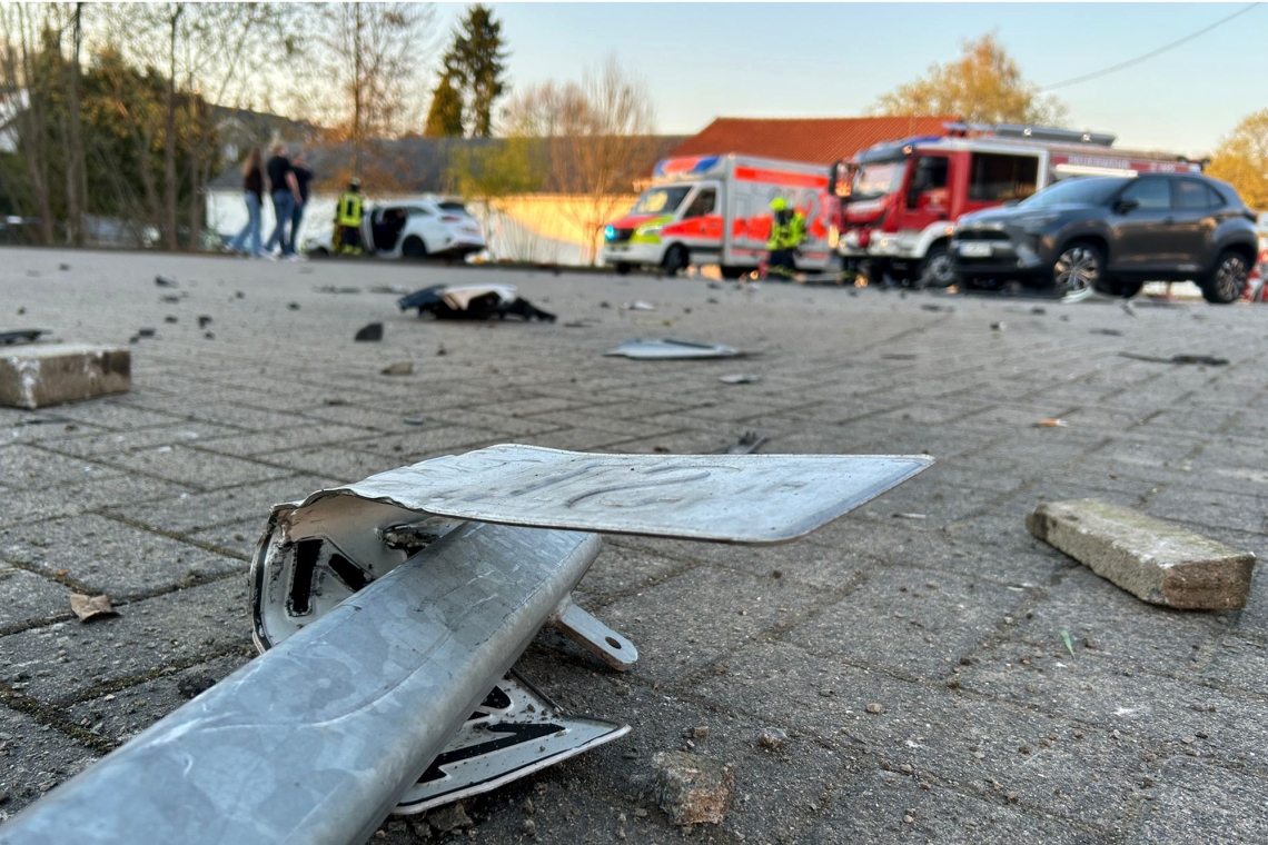 Pkw hinterlässt an der Olper Straße Spur der Verwüstung