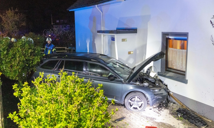 Autofahrt endet vor Hauswand: Hoher Sachschaden in Bockseifen