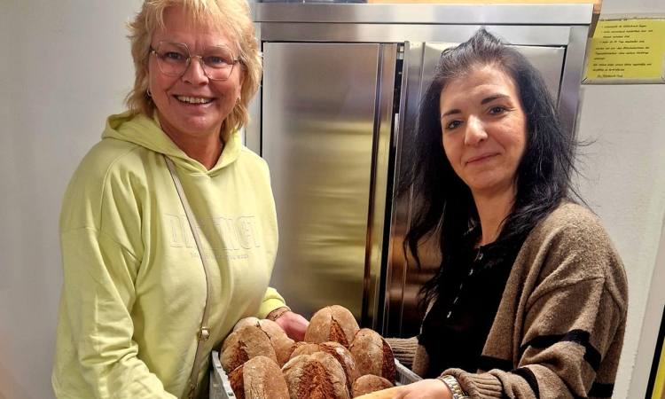 Alcher Heimatverein übergibt Backwaren ans 