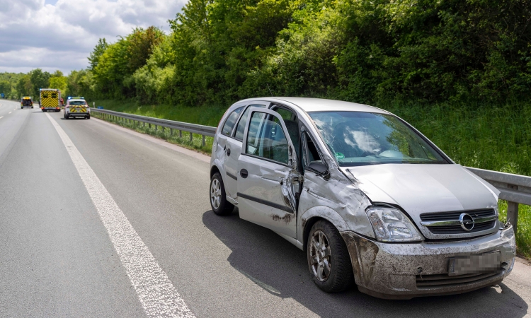 Corsa rammt Leitplanke und Lieferwagen - Fahrerin verletzt