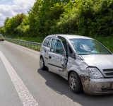 Corsa rammt Leitplanke und Lieferwagen - Fahrerin verletzt