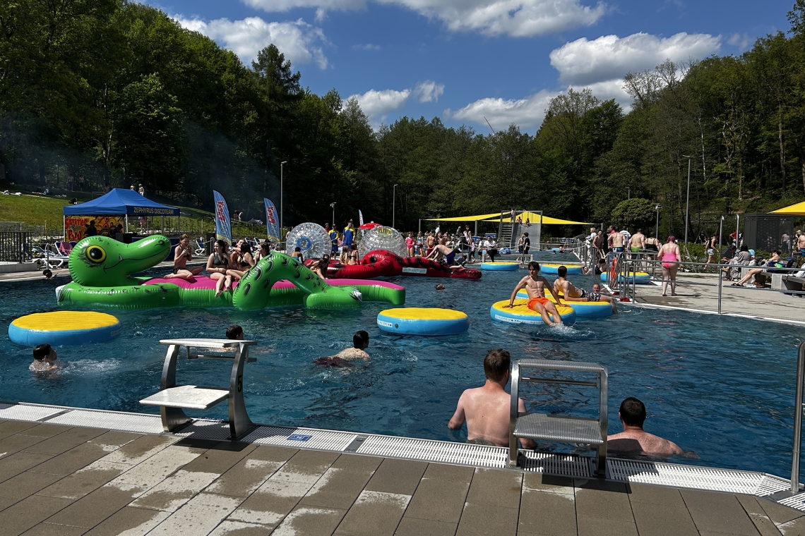 Freibad mit bunter 