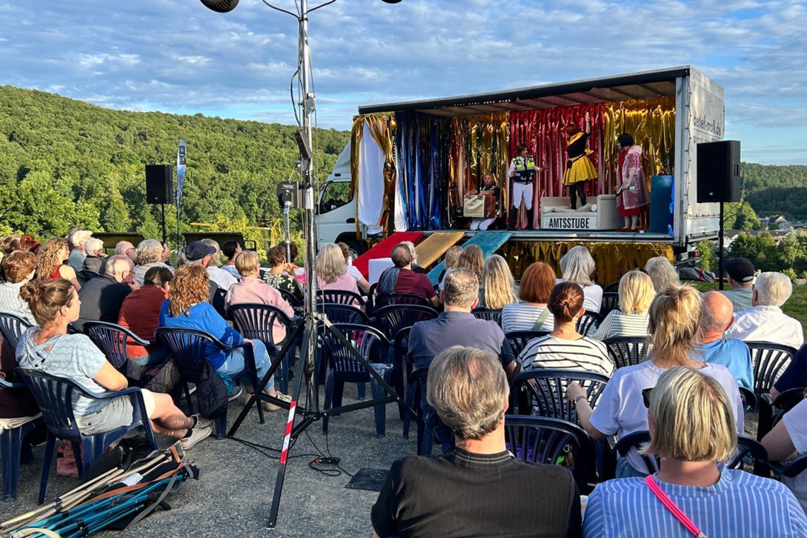 Bruchwerk-Theater begeistert mit bissiger Komödie im Kurpark