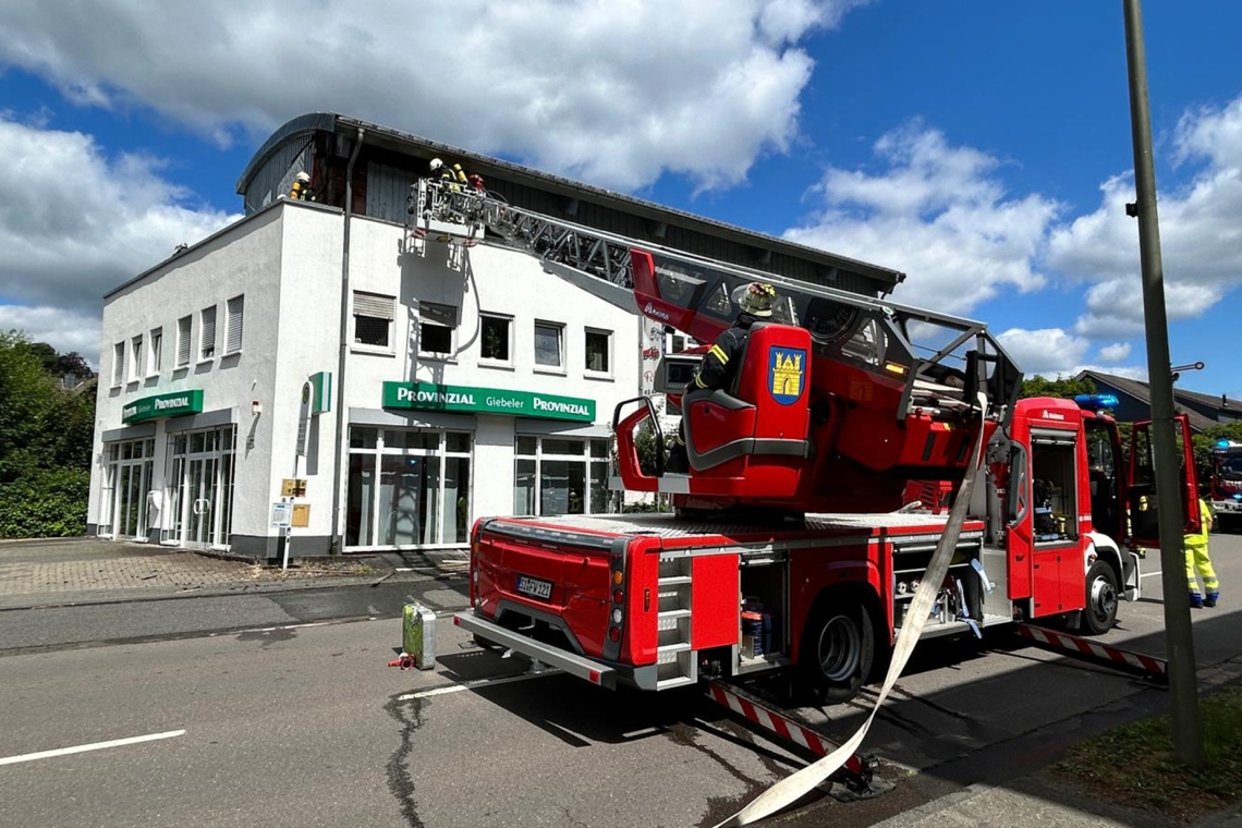 Dach von Geschäftshaus fängt Feuer: 40 Einsatzkräfte an Olper Straße