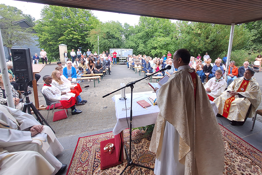 Viele Besucherinnen und Besucher kamen zum Karmelitenfest an die katholische Kirche in der Friedenshortstraße. 