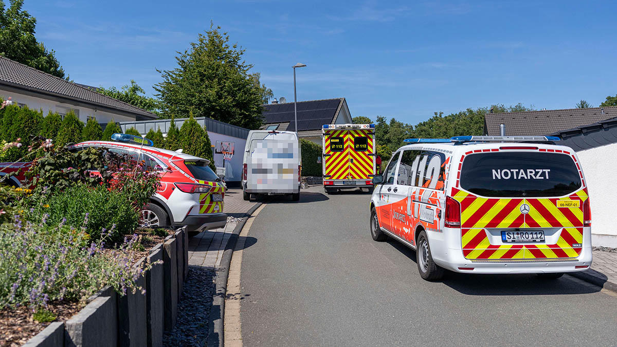 Schwerer Arbeitsunfall am Freitagnachmittag in Oberholzklau: Ein 29-jähriger Mann stürzte durch eine Betondecke und wurde schwer verletzt. (Foto: Kai Osthoff)