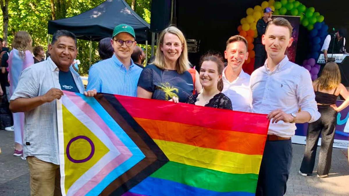 Am Samstag - vor dem Attentat in Berlin - beim Siegener CSD: Bürgermeisterin Nicole Reschke, Landrat Andreas Müller und Siegens Bürgermeister Tristan Vitt (r.)