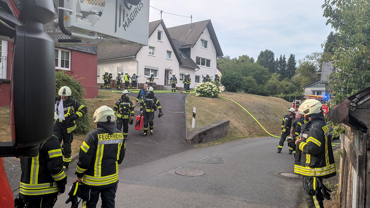 In Bottenberg rief am Montagabend eine defekte Pelletheizung rund 40 Einsatzkräfte von Feuerwehr, Rettungsdienst und Polizei auf den Plan. (Foto: Carsten Hellbach)