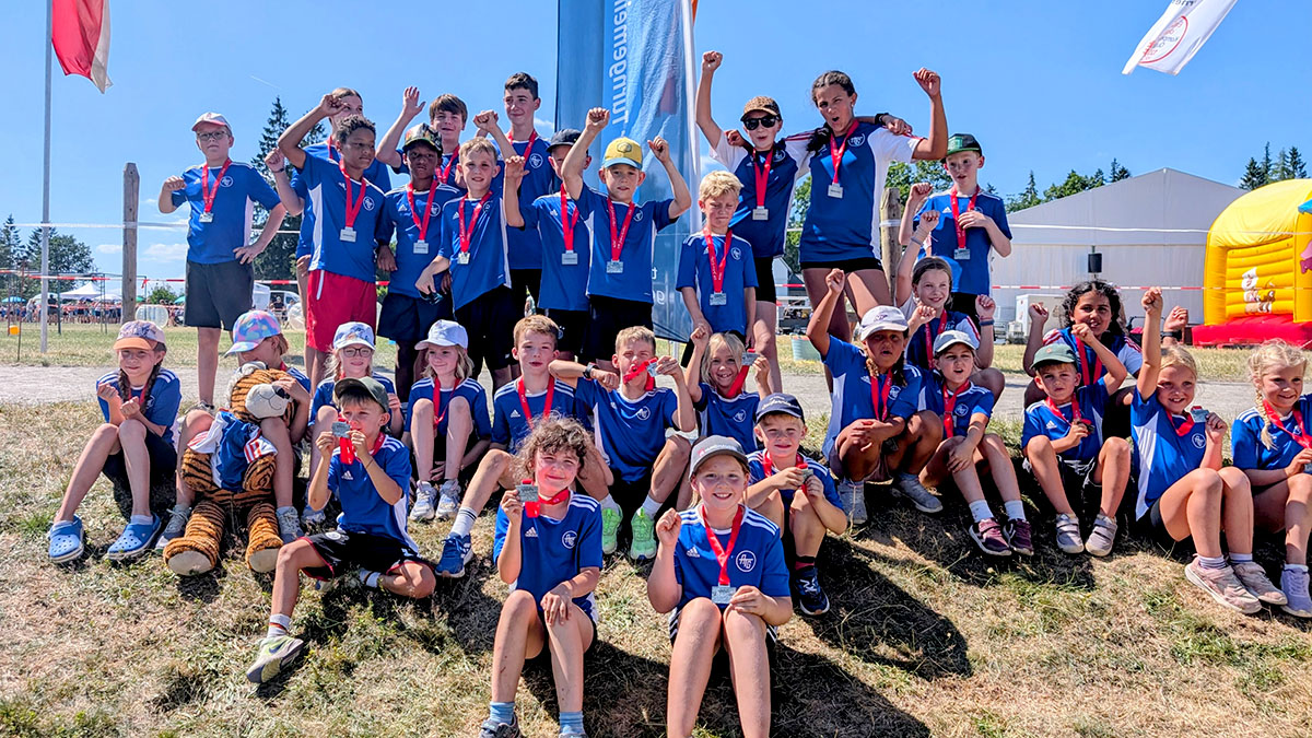 Glückliche Gesicher bei den Athletinnen und Athleten der ATG: Beim Gillerbergfest räumten die Alcher ordentlich ab. 