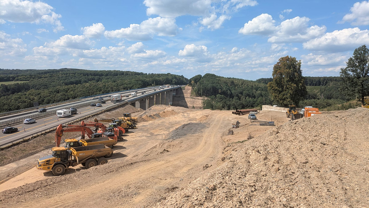 Die Vorbereitungsarbeiten zur Erneuerung der Talbrücke Büschergrund laufen inzwischen auf Hochtouren. (Fotos: Carsten Hellbach)