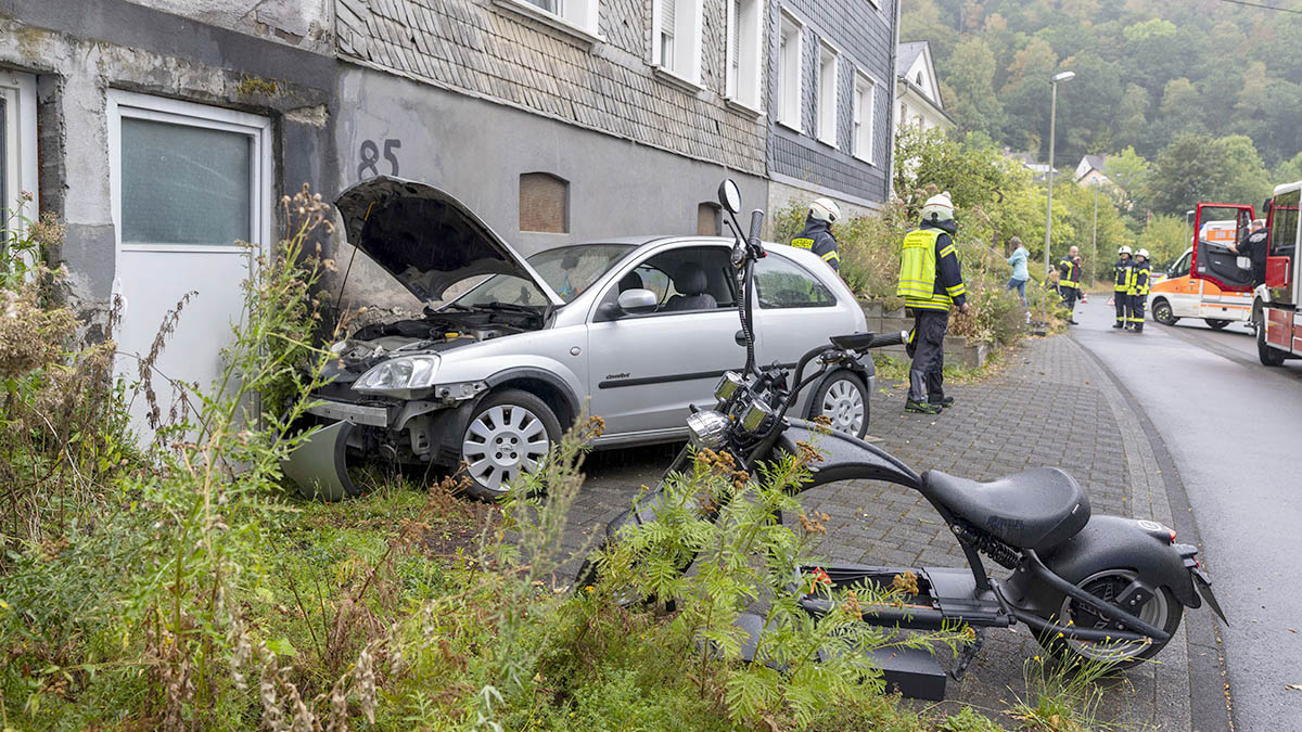 Ein 45-Jähriger wurde am Montagvormittag verletzt, als der Opel Corsa auf der Asdorfer Straße ins Schleudern geriet und unter anderem gegen eine Hauswand prallte. (Foto: Kai Osthoff)