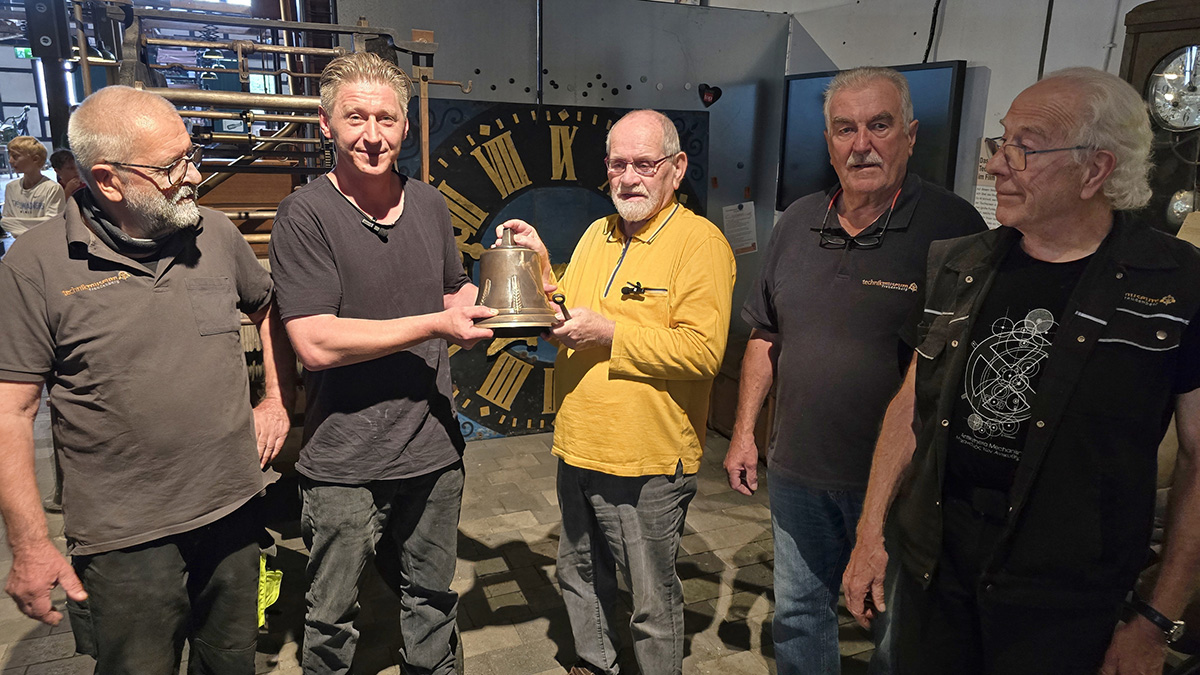 Die Mannschaft zum Aufbau der Uhr: (von links) Bernd Peleikis, der Künstler Eduard Rangnau, Hans Jürgen Klappert, Lothar Schlemper, Wolfgang Denker.