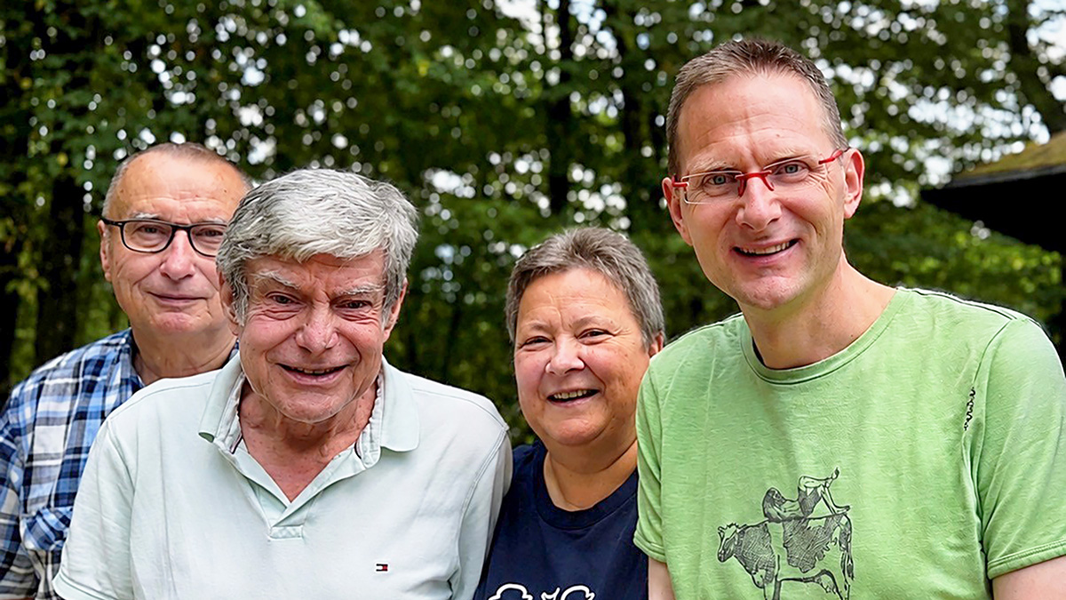 Die Chefärzte der orthopädischen Klinik im „Bethesda“ (von rechts) Dr. Kai Drastig und Dr. Birgit Schulz mit den ehemaligen Chefärzten Dr. Patrick Sweeney und Dr. Erich Lange beim Grillfest-Wiedersehenstreffen. (Foto: Diakonie in Südwestfalen)