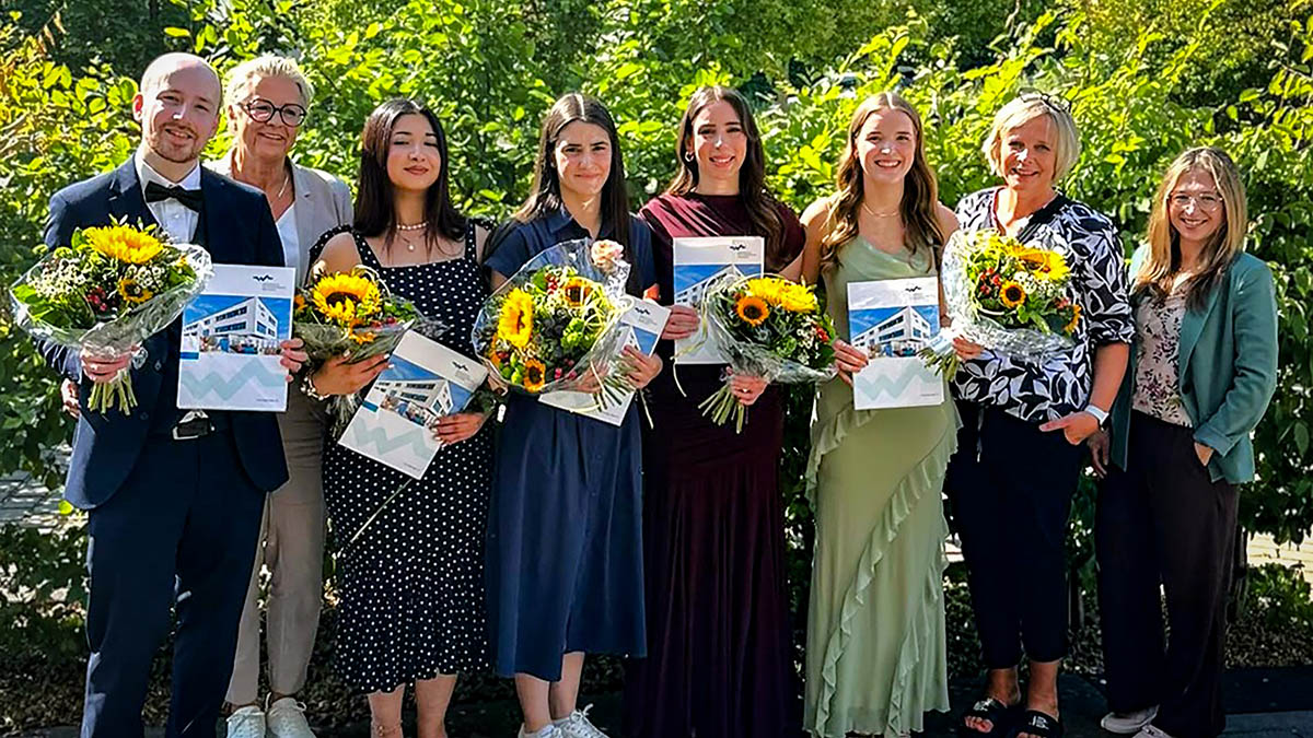  Im Namen des Diakonie Klinikums gratulierten Brigitte Reber (2. von links) aus dem OP-Team sowie (von rechts) die Praxisanleiterinnen Lea Lütticke und Manuela Scherz den neuen OTA-Fachkräften Lilliet Wilhelm, Nezaket Nur Baysal, Ikra Kazanc, Joudy Hamshoro und Remo Ciraldo. (Foto: Diakonie in Südwestfalen)