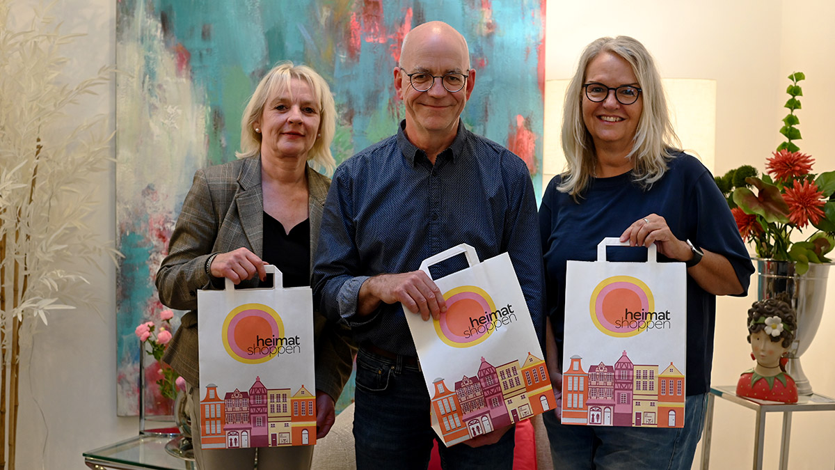 Hier passt einiges in die Tüte: Anke Otterbach, Christian Flasbarth und Carmen Kölsch laden zum Heimatshoppen vom 4. bis 12. September ein.