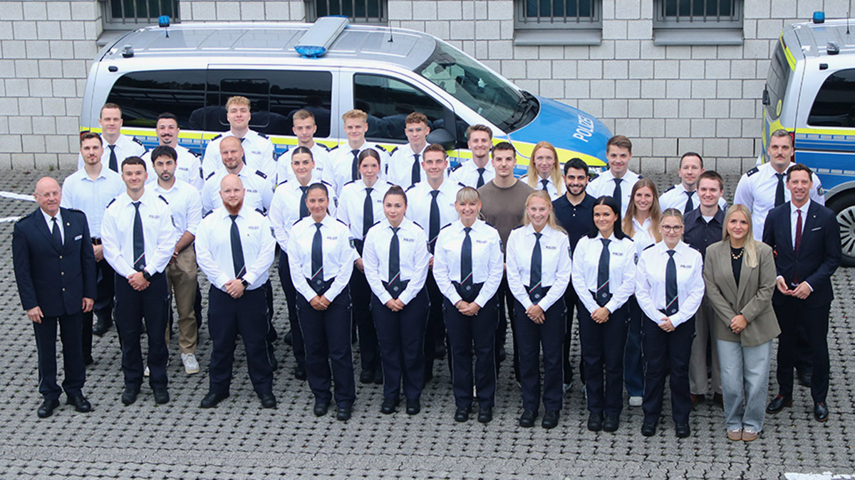 Begrüßung in Siegen: 30 neue Beamtinnen und Beamte traten am Dienstag offiziell ihren Dienst bei der Polizei an. 