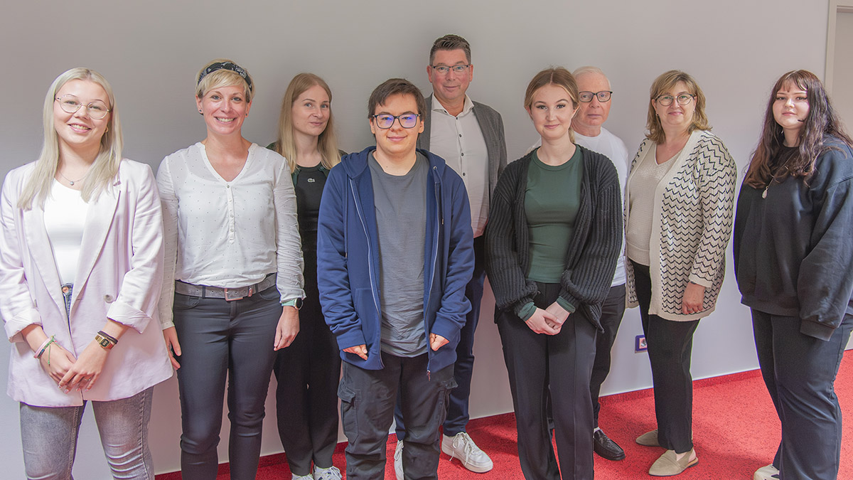 Starttag im Friedenshort: Aimee Kerling (Azubi-Lotsin), Kristina Becker (Ausbilderin), Katharina Menneke (Ausbildungsbeauftragte für Mediengestaltung), Marc Cwiklinski (Auszubildender zum Mediengestalter), Stefan Klör (Ausbilder), Lisa Burghaus (Auszubildende zur Kauffr. f. Büromanagement), Frank Gamboa (Ausbilder), Andrea Marose (Ausbilderin), Leonie Krieger (Azubi-Lotsin).