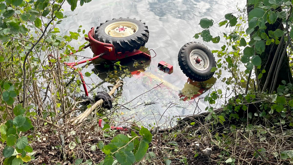 Kurioser Unfall: Ein Traktor "landete" am Sonntagnachmittag im Büscher Weiher. Verletzt wurde zum Glück niemand.