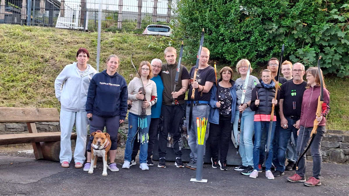 Spannende Gruppenstunde: Die Handicapgruppe des AWo-Ortsvereins Freudenberg erhielt am Donnerstag eine Schnupperstunde im Bogenschießen. 