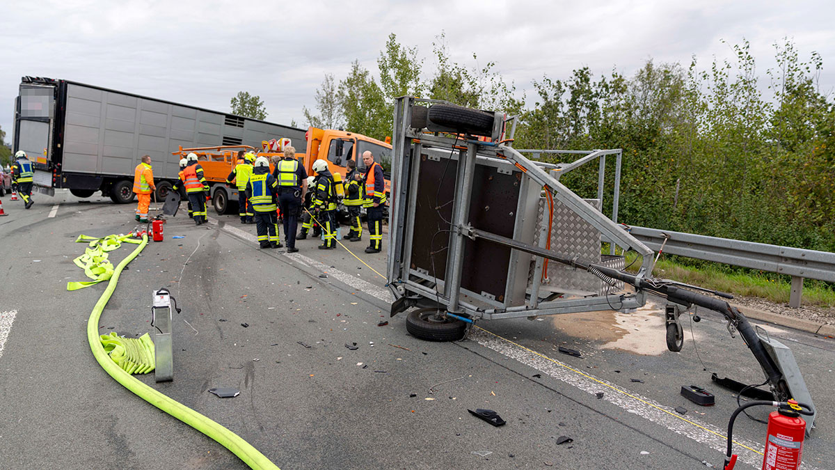 Schwere Unfall am Samstagmorgen auf der A45: Ein Lkw krachte gegen einen Sicherungsanhänger. (Foto: Kai Osthoff)