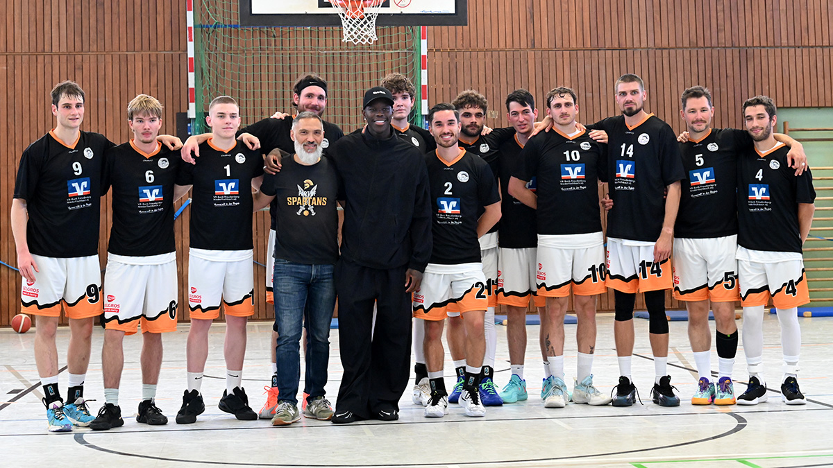 Teamfoto mit Dennis Schröder: Der NBA-Star tauchte am Sonntagnachmittag überraschend in der Büschergrunder Sporthalle auf. 