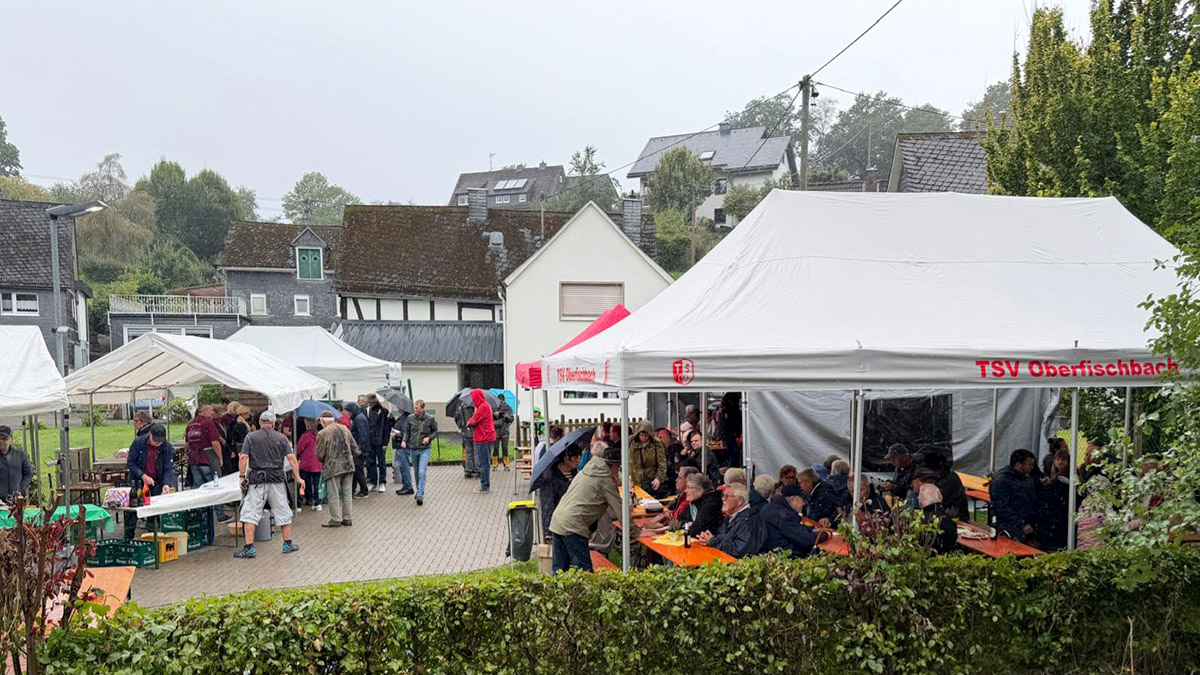 Trotz des Dauerregens fanden in Oberfischbach rund 4500 Klöße dankbare Abnehmer.