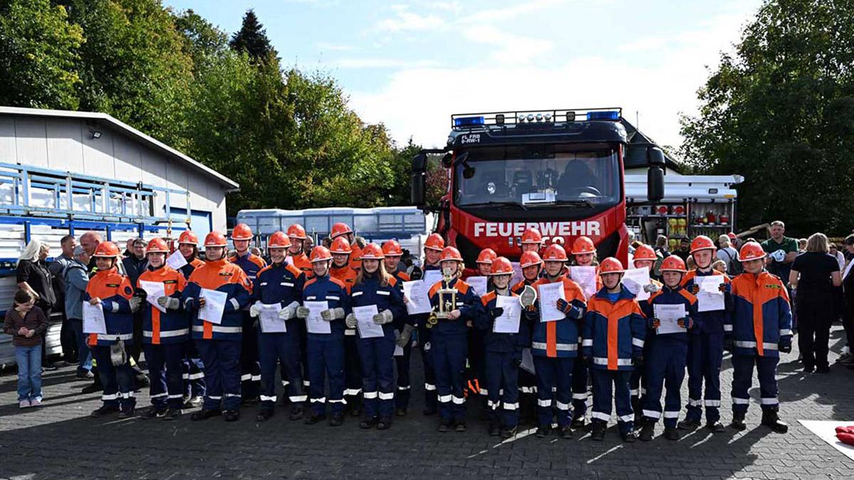 Nach der Herbstabschlussübung wurden die Jugendlichen für die Teilnahme an der "Jugendflamme II" geehrt. (Fotos: Mika Hellbach)