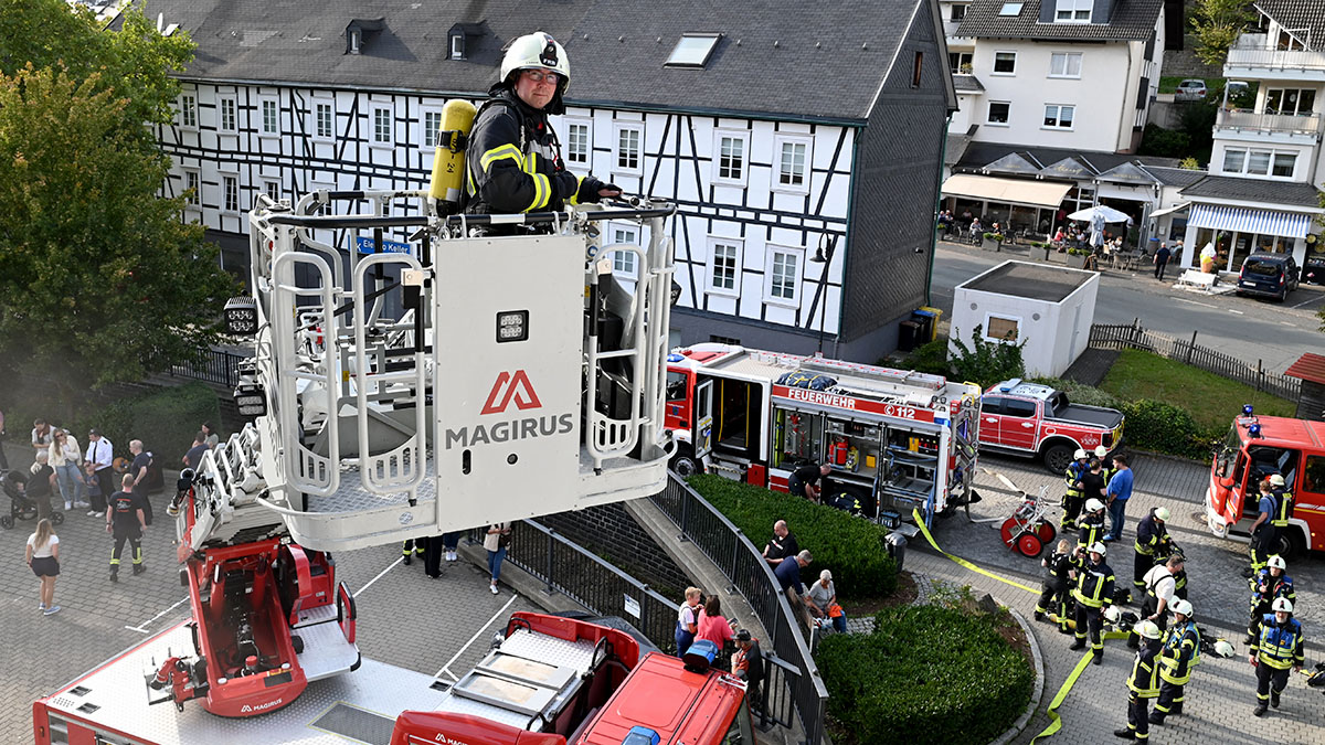 Herbstübung mitten in der Innenstadt: Mit der Drehleiter wurden Bewohner des Hauses vom Balkon gerettet.