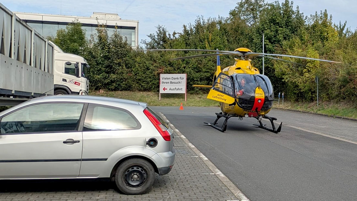 Auf dem Parkplatz des Möbelhauses XXXLutz landete am Montagvormittag der Rettungshubschrauber "Christoph 25". (Foto: Carsten Hellbach)