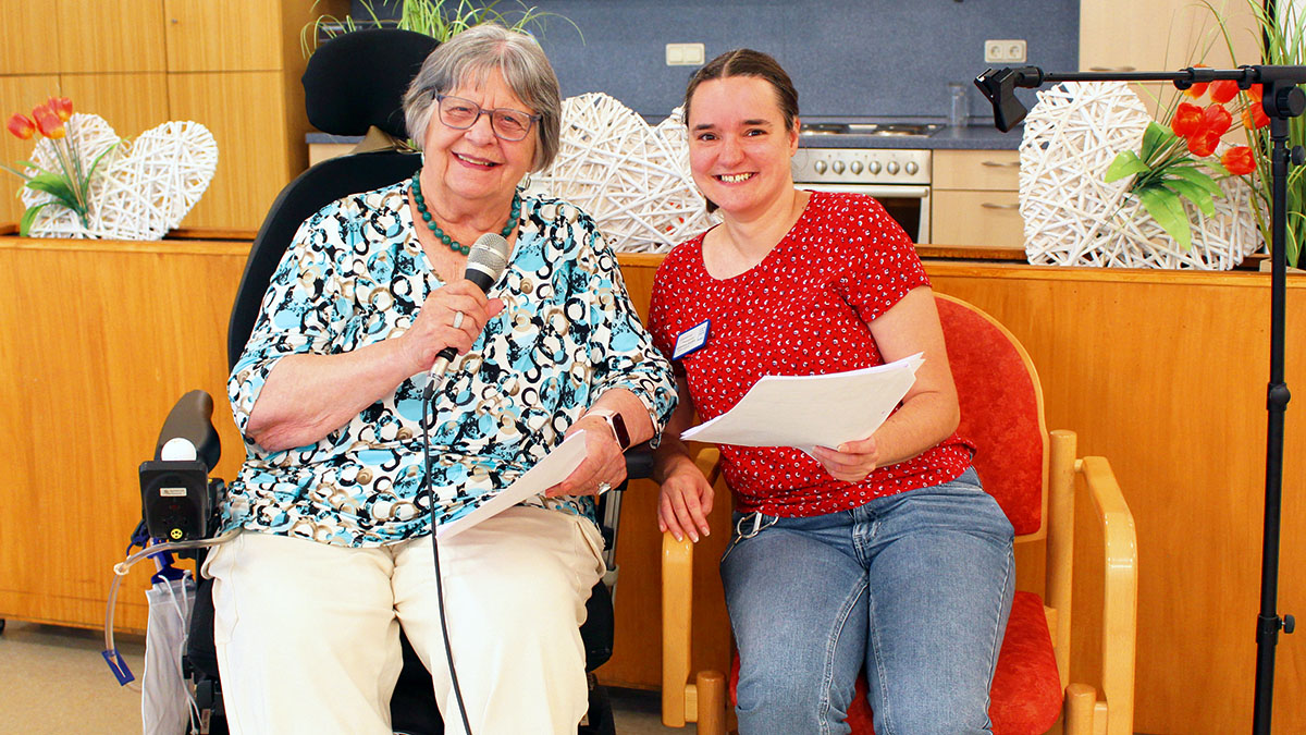 Hildegard Hof (links) und Alexandra Krumm sind die "Stimmen" der neuen Radiosendung im Altenzentrum an der Lagemannstraße.