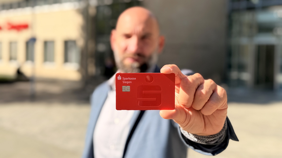 Alles rot: Die neue Sparkass-Card kommt ihn modernem, schlichten Design daher.