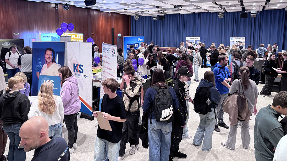 Mehr als 25 heimische Unternehmen beteiligten sich an der Berufsmesse der Esther-Bejarano-Gesamtschule in der Aula des Büschergrunder Schulzentrums. 