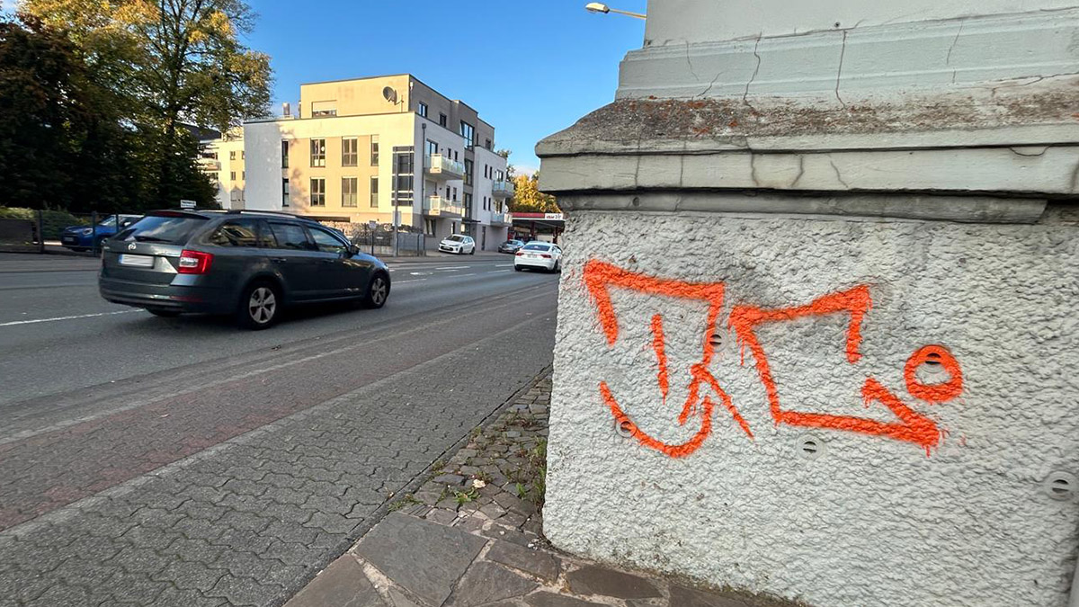 In der Nacht von Mittwoch auf Donnerstag wurde unter anderem eine Hauswand an der Bahnhofstraße beschmiert. Die Polizei sucht Zeugen. 