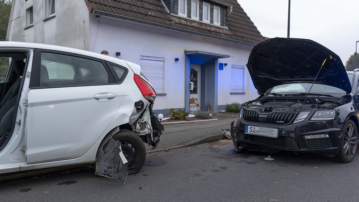Zum Glück nur Blechschaden: Ein Skoda Octavia rammte am Morgen ein an der Siegener Straße geparktes Fahrzeug. (Text und Foto: Kai Osthoff)