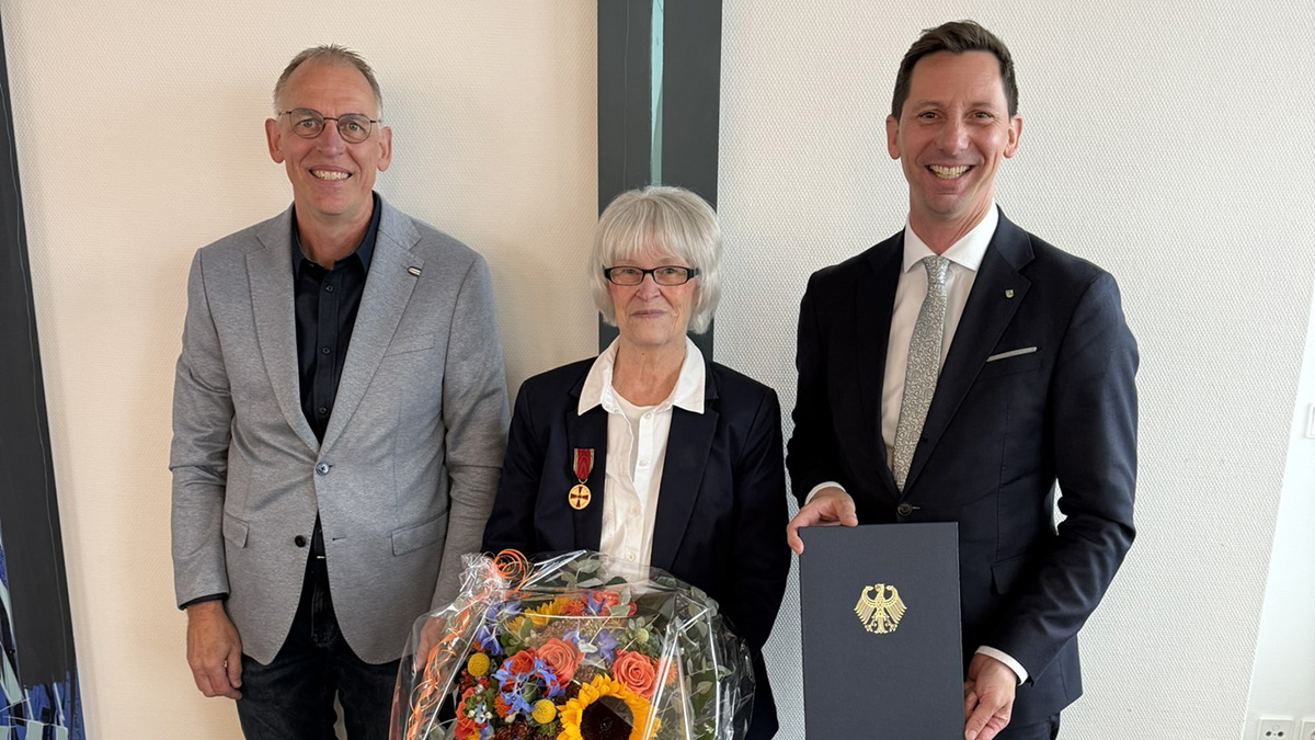 Landrat Andreas Müller überreichte im Beisein des stellvertretenden Bürgermeisters Roger Wagener die Verdienstmedaille an Christa Lengert. 