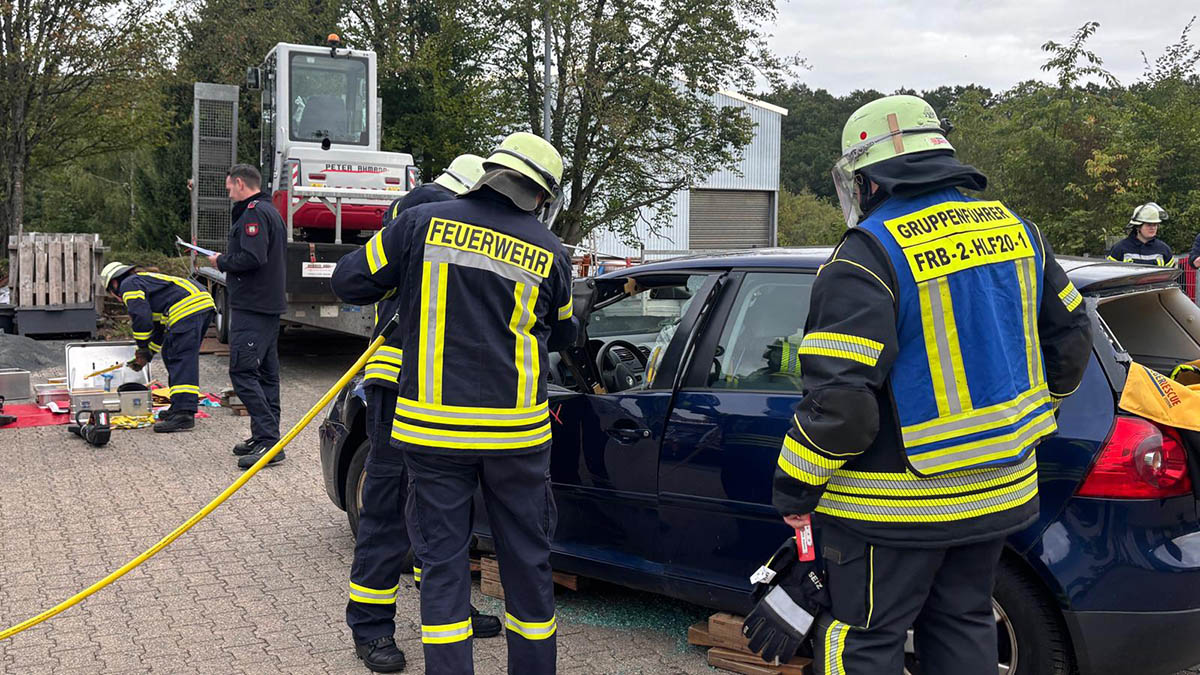Einen Lehrgang in Technischer Hilfeleistung absolvierten jetzt die Ehrenamtlichen mehrerer Löscheinheiten der Feuerwehr Freudenberg. 