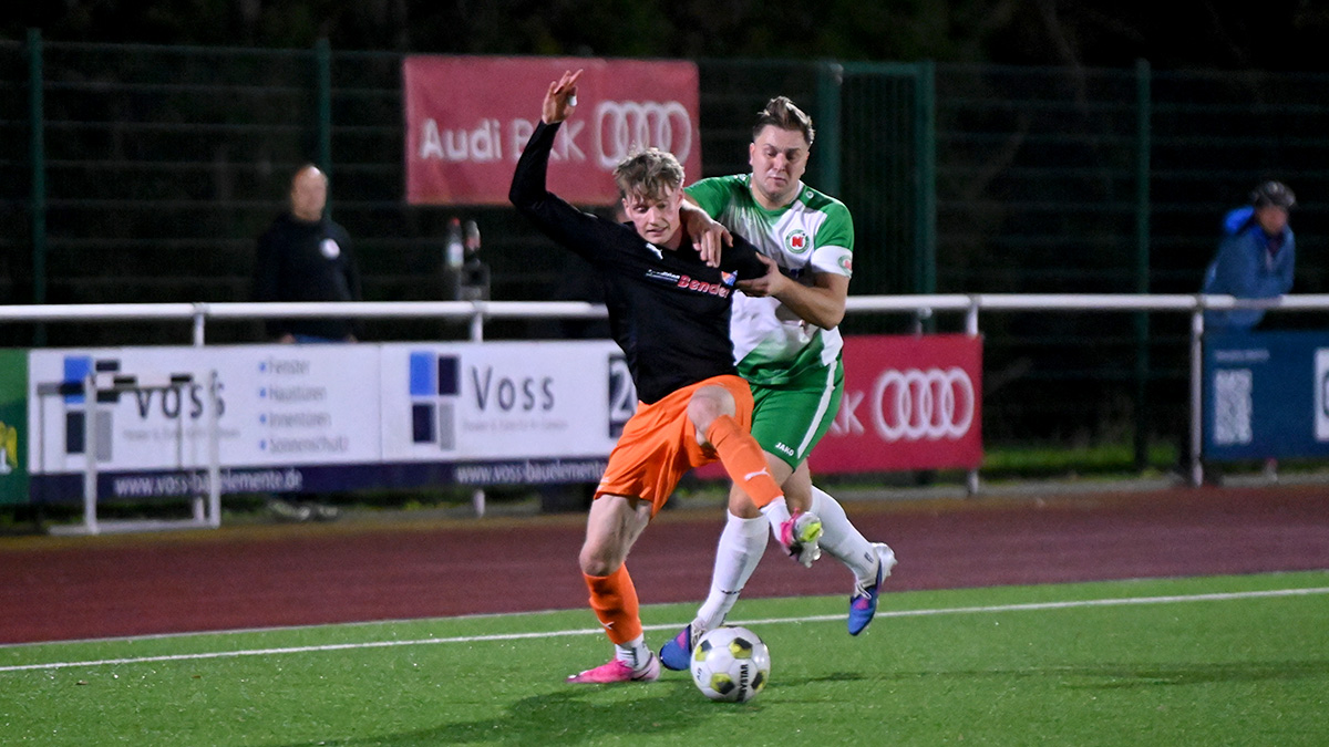 Fortuna-Angreifer Vinzent Schomer ließ sich auch von Niederndorf Kapitän Jonas Uebach nicht aufhalten und traf im Stadtderby am Freitagabend gleich viermal.